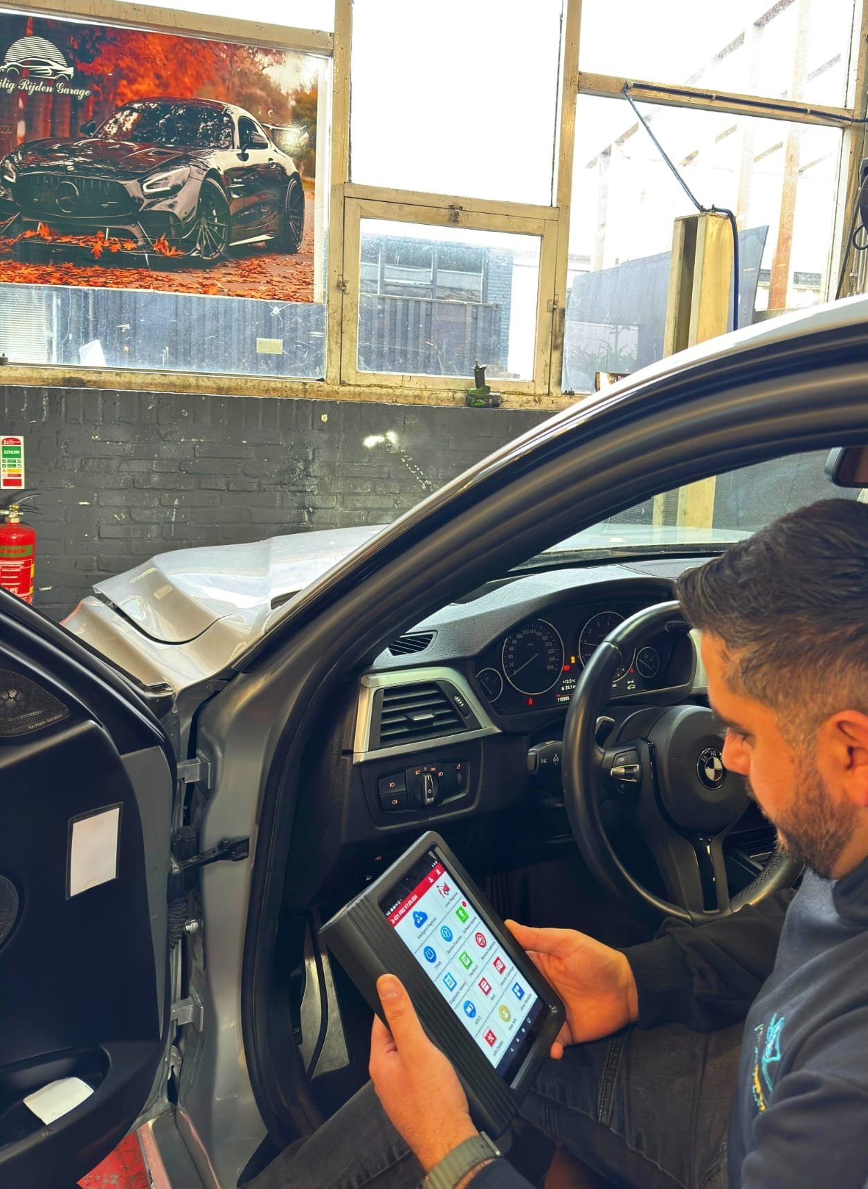 De werkplaats van Veilig Rijden Garage in Eindhoven